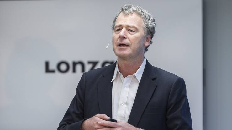 Marc Funk, COO Pharma und Biotech Lonza, waehrend der Pressekonferenz zum Spatenstich der Biologika-Produktion in strategischer Partnerschaft von Lonza und Sanofi in Visp am Freitag, 22. September 2017. In die Grossanlage, die im Rahmen eines Joint Venture in Visp gebaut wird, investieren Sanofi und Lonza insgesamt CHF 290 Millionen zu gleichen Teilen. (KEYSTONE/Dominic Steinmann)