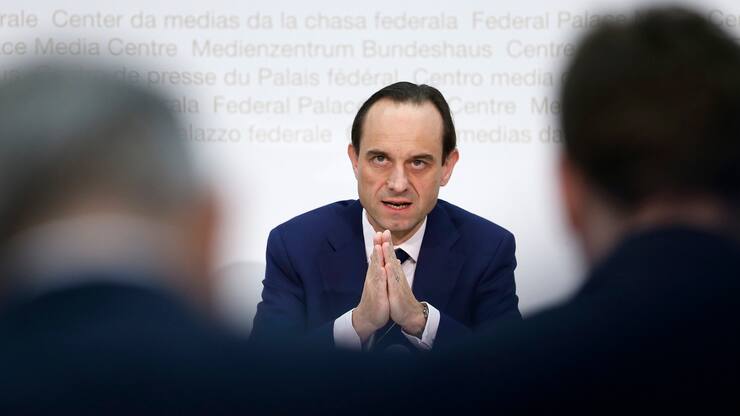 Mark Branson, Direktor der Eidgenoessischen Finanzmarktaufsicht FINMA, spricht bei der Jahresmedienkonferenz der FINMA, am Dienstag, 27. Maerz 2018 in Bern. (KEYSTONE/Peter Klaunzer)