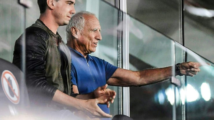 ABD0006_20221023 - SALZBURG - ÃSTERREICH: ++ ARCHIVBILD ++ ZU APA0001 VOM 23.10.2022 - Red Bull-MitgrÃ¼nder und Firmenchef Dietrich Mateschitz (r.) mit Sohn Mark Gerhardter am Mittwoch, 1. Juli 2020, wÃ¤hrend einer tipico-Bundesliga-Begegnung in Salzburg. Dietrich Mateschitz ist am Samstag, 22. Oktober 2022, im Alter von 78 Jahren nach einer kurzen, schweren Krebserkrankung verstorben. (ARCHIVBILD VOM 1.7.2020) - FOTO: APA/BARBARA GINDL