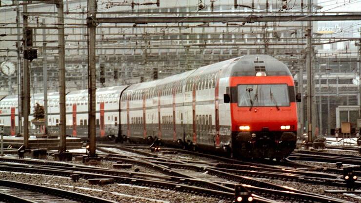 Ein SBB-Doppelstockzug bei der Einfahrt in den Bahnhof Luzern