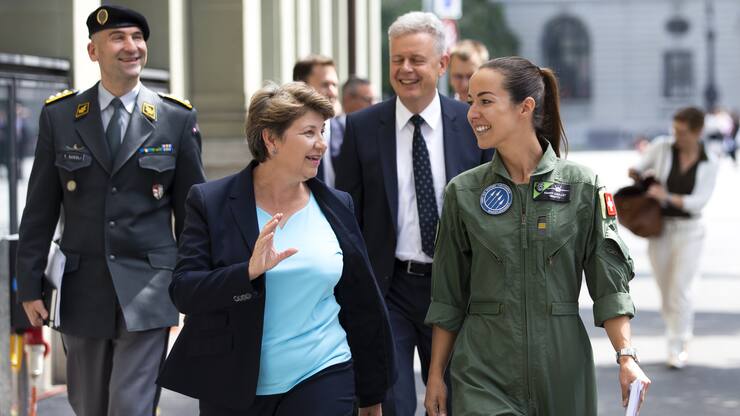 Bundesraetin Viola Amherd, vorne links, Hptm Fanny Chollet Berufsmilitaerpilotin, vorne rechts, KKdt Thomas Suessli, Chef der Armee, hinten, links, und Ruestungschef Martin Sonderegger, hinten rechts, kommen zu einer Medienkonferenz des Bundesrates zur Beschaffung neuer Kampfflugzeuge, am Freitag, 26. Juni 2020 in Bern. (KEYSTONE/Peter Klaunzer)