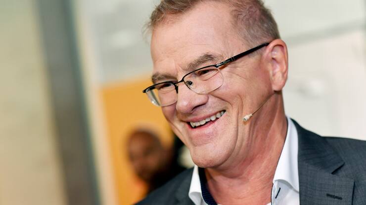 Sika CEO Paul Schuler an einer Medienkonferenz in Zuerich am Freitag, 11. Mai 2018. Eine der laengsten Uebernahmeschlachten Europas ist zu Ende. Der franzoesische Baustoffkonzern Saint-Gobain willigte nach heftiger Gegenwehr ein, auf eine Uebernahme von Sika zu verzichten.(KEYSTONE/Walter Bieri)