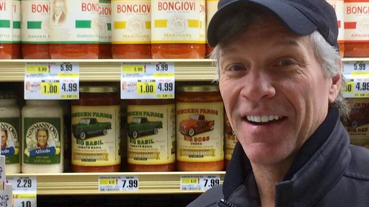 <p>Jon Bon Jovi hilft mit seinem Promi-Status, die Pastasaucen seiner Familie zu vermarkten.</p>