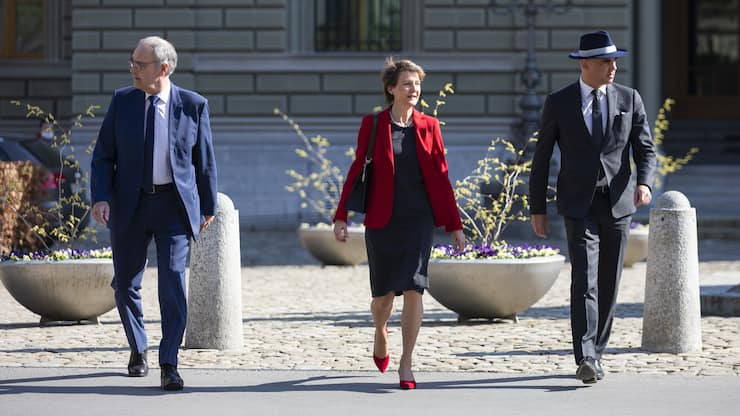 Bundesrat Alain Berset, Bundespraesidentin Simonetta Sommaruga und Bundesrat Guy Parmelin, von rechts, kommen zu einer Medienkonferenz des Bundesrates ueber die Situation des Coronavirus, am Mittwoch, 8. April 2020 in Bern. (KEYSTONE/Peter Klaunzer)