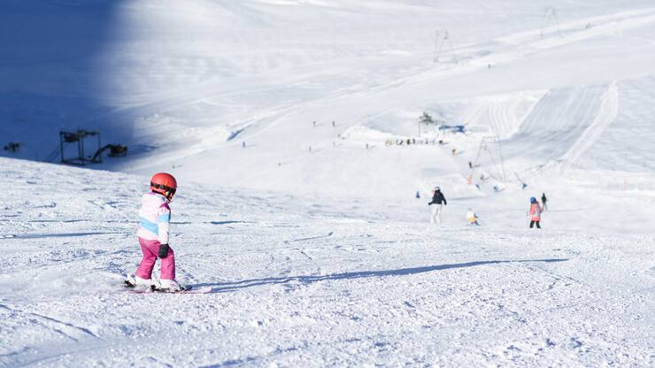 Ein junger Skifahrer faehrt auf der Piste am ersten Wochenende der diesjaehrigen Wintersportsaison, fotografiert am Sonntag, 4. Dezember 2016 in Saas-fee. (KEYSTONE/Manuel Lopez)