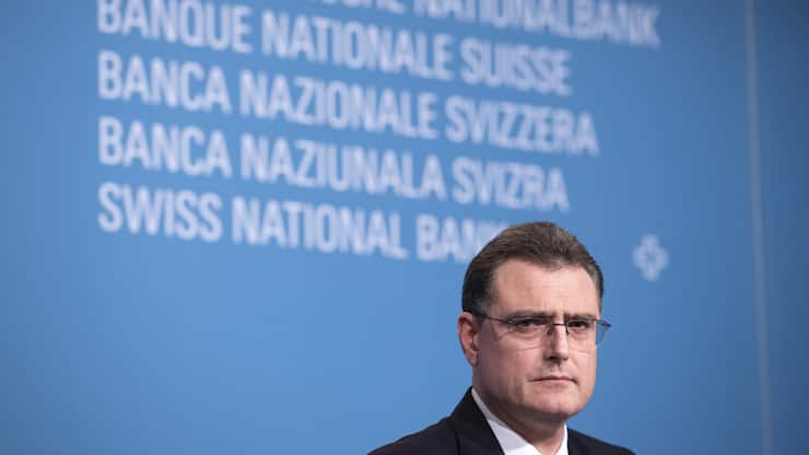 Thomas Jordan, Praesident des Direktoriums der Schweizerischen Nationalbank SNB, fotografiert am Jahresend-Mediengespraech der SNB, am Donnerstag, 13. Dezember 2018, in Bern.  Die Schweizerische Nationalbank belaesst ihre Geldpolitik unveraendert expansiv. Der Zins auf Sichteinlagen bei der Nationalbank betraegt weiterhin -0,75% und das Zielband fuer den Dreimonats-Libor liegt unveraendert zwischen -1,25% und -0,25%. Die Nationalbank bleibt bei Bedarf am Devisenmarkt aktiv. (KEYSTONE/Anthony Anex)