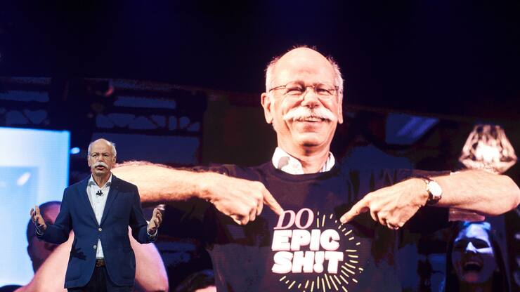 Dieter Zetsche, Vorstandsvorsitzender der Daimler AG, ist bei einer Präsentation mit einem Shirt mit der Aufschrift «Do Epic Shit» auf einem Videoscreen zu sehen. Zetsche gibt seinen Posten im Mai 2019 auf. Foto: Bernd Thissen/dpa +++ dpa-Bildfunk +++ (KEYSTONE/DPA/Bernd Thissen)