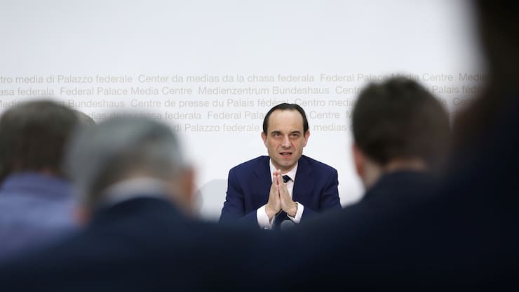Mark Branson, Direktor der Eidgenoessischen Finanzmarktaufsicht FINMA, spricht bei der Jahresmedienkonferenz der FINMA, am Dienstag, 27. Maerz 2018 in Bern. (KEYSTONE/Peter Klaunzer)