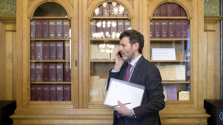 Staatssekretaer Roberto Balzaretti, ist am Telefon waehrend der Fruehlingssession der Eidgenoessischen Raete, am Donnerstag, 21. Maerz 2019 im Nationalrat in Bern. (KEYSTONE/Anthony Anex)
