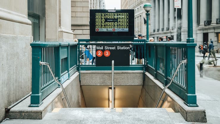 Eingang zu einer U-Bahn-Station bei der Wall Street in New York.