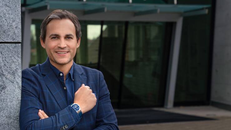 Stéphane Waser vor der Manufaktur im jurassischen Saignelégier.