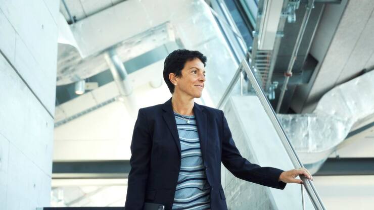 Dormakaba-CEO Sabrina Soussan, fotografiert auf der Treppe im Unternehmen.