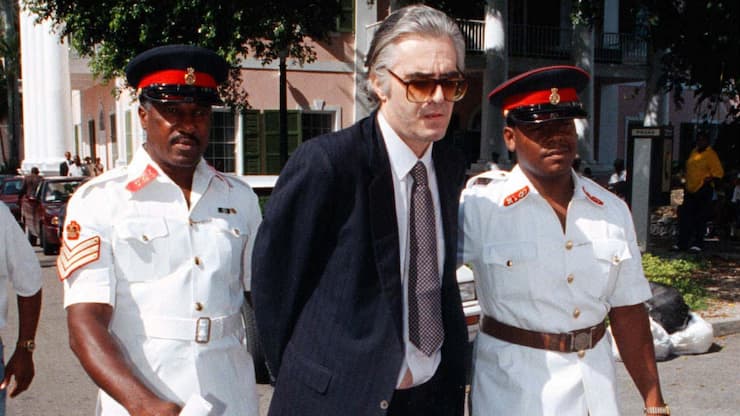Der an Haenden und Fuessen zusammengekettete Schweizer Financier Werner K. Rey (Mitte) wird am Montag, 23. Juni 1997, von Polizisten zum Obergericht von Nassau, Bahamas, geleitet. Am 16. Maerz 1998 begann vor dem Privy Council, dem obersten Gericht des Commonwealth, in London der Prozess um die Auslieferung von Rey an die Schweiz. Bei einer Bestaetigung durch die vierte Instanz wuerde der Financier Werner K. Rey noch im laufenden Jahr an die Schweiz ueberstellt. (KEYSTONE/Craig Lenihan)