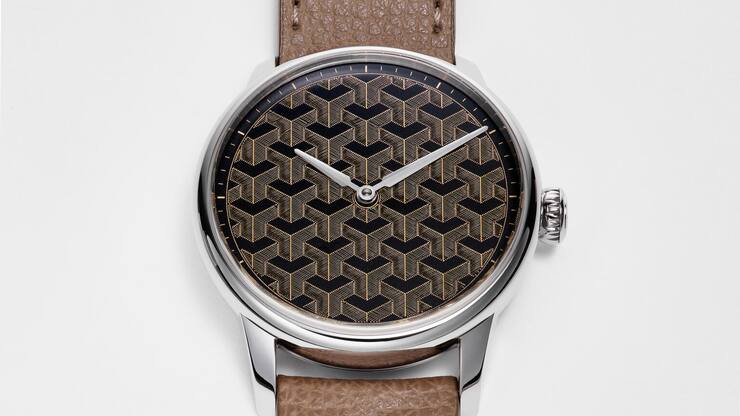 <p>Das Zifferblatt zieren 2320 Fäden aus 24-karätigem Gold.</p>