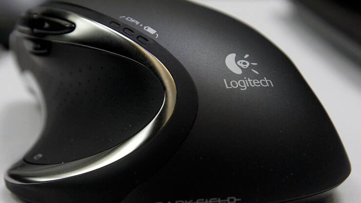 Eine Logitech Maus ist ausgestellt am Donnerstag, 29. April 2010 in Zuerich. Der Umsatz sank im Geschaeftsjahr 2009/2010 erneut und betrug noch 2 Milliarden Dollar, gegenueber 2,2 Milliarden letztes Jahr. Der Betriebsgewinn verringerte sich auf 78 Millionen Dollar. (KEYSTONE/Alessandro Della Bella)