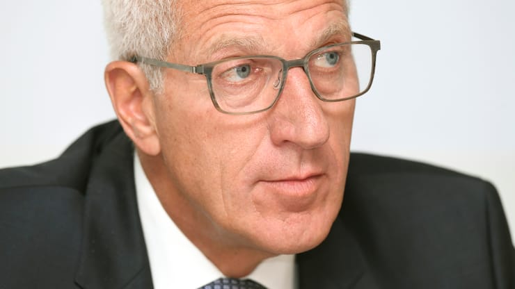 Pierin Vincenz, VR-Praesident Helvetia und Leonteq an einer Medienkonferenz des Schweizerischen Arbeitgeberverbandes zu Frauen in den Verwaltungsraeten, in Zuerich, am Dienstag, 8. November 2016. Im Zentrum der heute vorgestellten Initiative steht ein «Code of Conduct» fuer Personalberatungsfirmen, die in der Rekrutierung von Fuehrungskraeften taetig sind. (KEYSTONE/Walter Bieri)