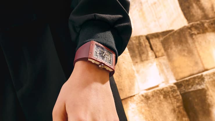 <p>Extraflache Mechanik in einem Gehäuse aus Quarz TPT: RM1 6-02 Automatic Extraflat von Richard Mille.</p>