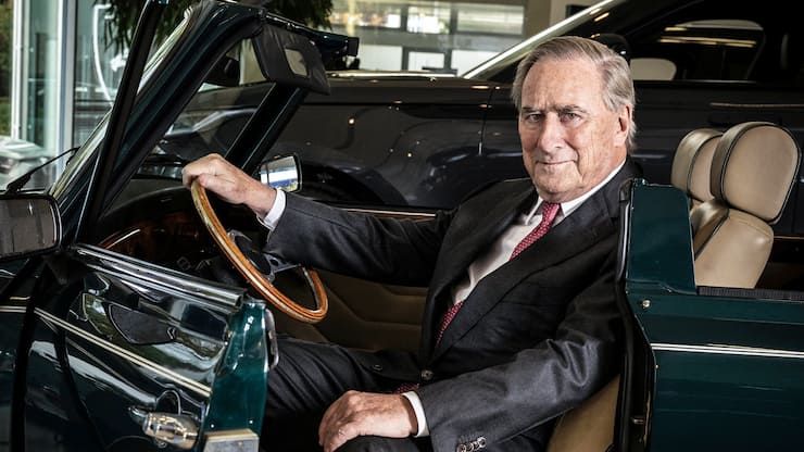 WalterFrey undsein MiniDieses Cabrio ist eins seiner Lieblinge. Beim Offenfahren trägt er gern eine Sherlock-Holmes-Mütze.