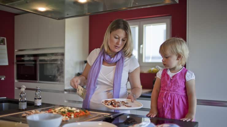 Two-and-a-half-year old Lily cooks with her parents, pictured on August 28, 2011, in Villmergen in the canton of Aargau, Switzerland. (KEYSTONE/Gaetan Bally) Die zweieinhalbhjaehrige Lily kocht mit ihren Eltern am 28. August 2011 in Villmergen AG. (KEYSTONe/Gaetan Bally)