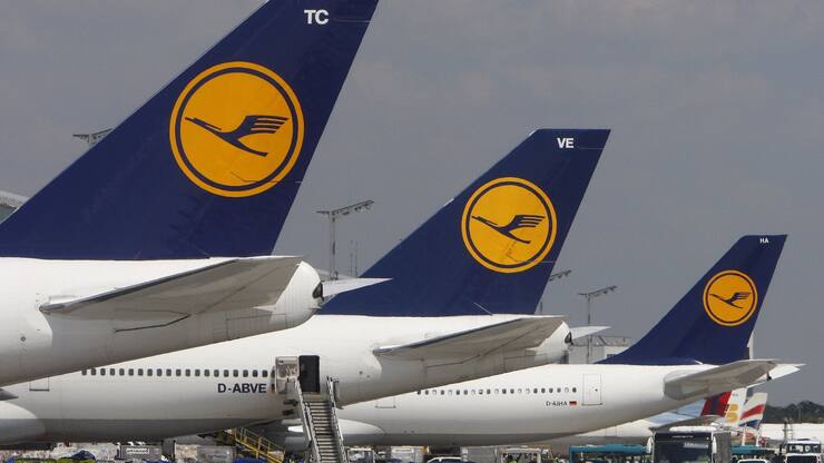 Flugzeuge der Lufthansa stehen am 28. Juli 2008 am Flughafen in Frankfurt am Main.Zum zweiten Mal binnen einer Woche haben die Flugbegleiter der Lufthansa ihre Arbeit fuer mehrere Stunden niedergelegt. (AP Photo/Daniel Roland)