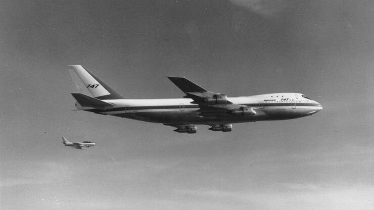 --- ARCHIVE --- VOR 50 JAHREN AM 9. FEBRUAR 1969 STARTET DIE DIE BOEING 747, AUCH JUMBO-JET GENANNT, IHREN ERSTFLUG --- A Boeing model 747, the largest commercial jetliner in the world, flies over the Puget Sound area of western Washington state in Oct. 1969.  The 747 jet is accompanied by a Sabre V chase plane, background, to observe certain flight tests. (KEYSTONE/AP Photo/Str)....