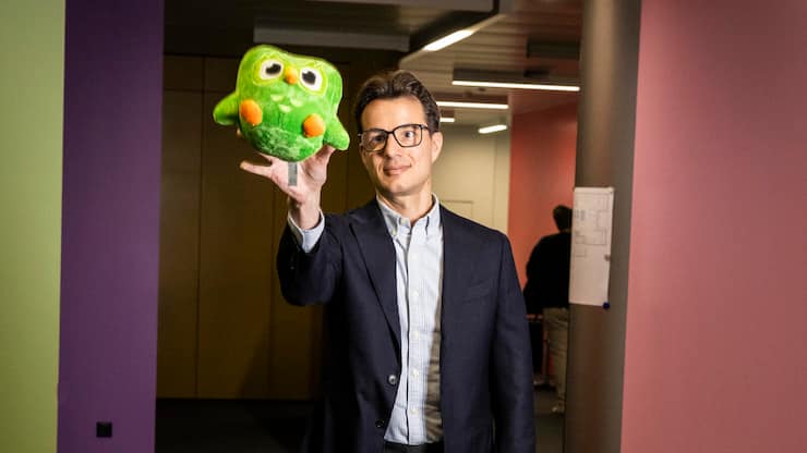 Duolingo / Severin Hacker im Medienpark ZÃ¼rich Severin Hacker, Duolingo BILANZ ONLY! ALL OTHERS: USAGE RESTRICTED / SPERRFRIST BILANZ / REQUEST PERMISSION FROM BILANZ BILDREDAKTION. Duolingo Severin Hacker ACHTUNG: Bilanz Exklusiv!!!!! Keine Verwendung vor 04/2025. NUR NACH RÃCKSPRACHE MIT BILANZ BILDREDAKTION MÃGLICH!