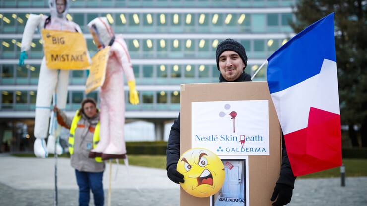 Employees from the French "Galderma R&D - Nestle Skin Health" division protest against the shutting down of their worksite, hosting 550 employees, in front of the Nestle international headquarters in Vevey, Switzerland, Friday, February 9, 2018. (KEYSTONE/Valentin Flauraud)