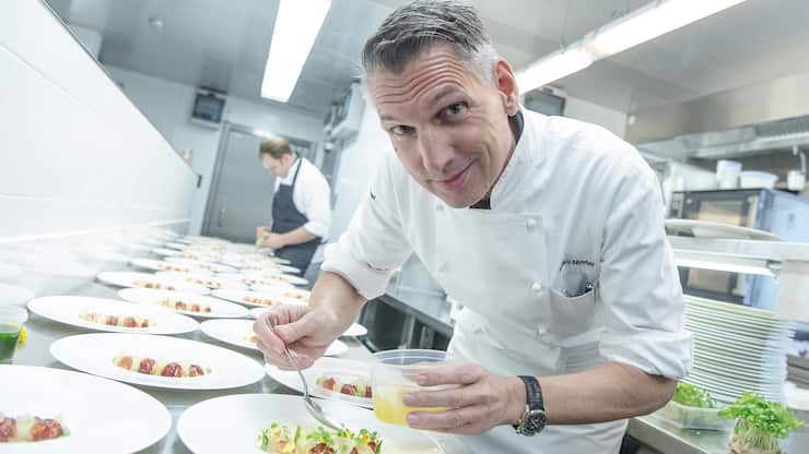 ***SPERRFRIST 12:00 UHR*** Sternekoch Heiko Nieder, der GaultMillaus "Koch des Jahres 2019", fotografiert an seinem Arbeitsplatz im Hotel Dolder Grand in Zuerich, am Montag, 8. Oktober 2018. (KEYSTONE/Melanie Duchene)