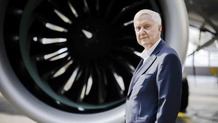 Martin Ebner, Eigentuemer Helvetic Airways Group, posiert fuer ein Portrait, waehrend eines Medienanlass von Helvetic Airways in einem Hangar am Flughafen Zuerich, am Dienstag, 1. Maerz 2022 in Zuerich Kloten. (KEYSTONE/Michael Buholzer)