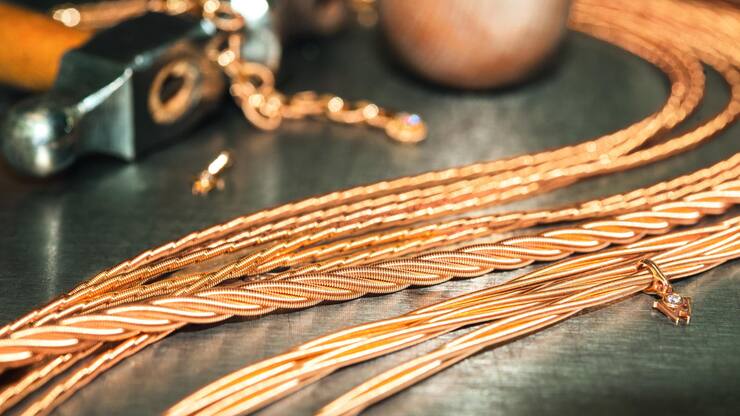 Produktfotografie von Goldkordeln auf schwarzem Untergrund aus der Goldschmiede Wellendorff.