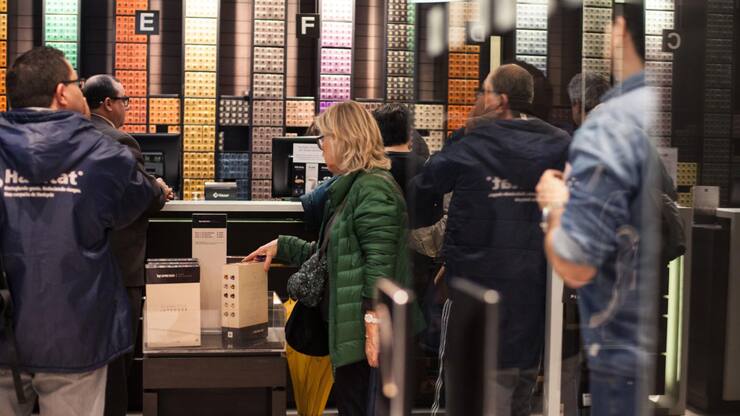 Käufer prüfen die Ware im Ausverkauf im Nestle-Nespresso-Shop in der Alto Palermo Shopping Mall in Buenos Aires.