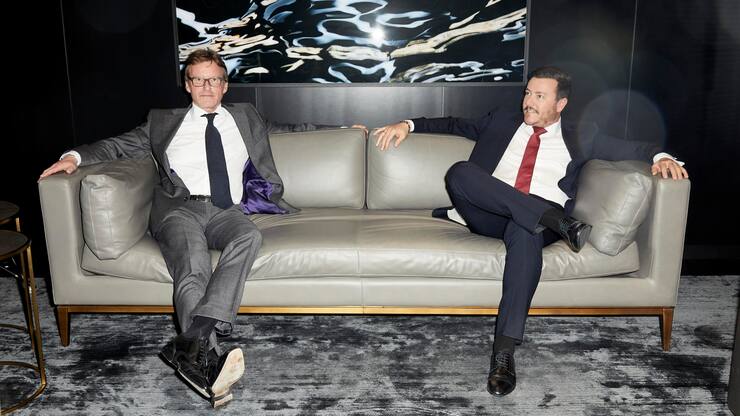 Porträt von René Benko und Dieter Berninghaus auf einem hellen Sofa.