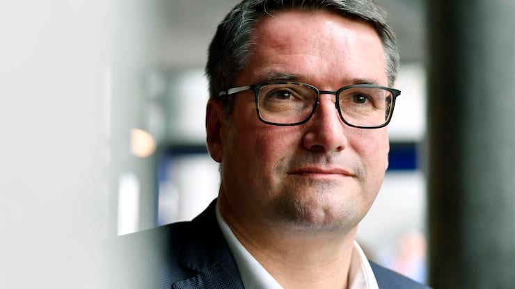 SP Praesident Christian Levrat verfolgt die Delegiertenversammlung der SP des Kanton Zuerich fuer die Nomination der kommenden Nationalratswahlen in Zuerich am Samstag, 18. Mai 2019. (KEYSTONE/Walter Bieri)