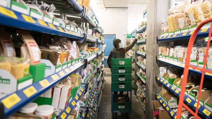 Eine Farmy-Mitarbeiterin mit Atemschutzmaske stellt bestellte Online-Einkaeufe zusammen, aufgenommen am Freitag, 27. Maerz 2020, bei Farmy in Zuerich-Altstetten. Farmy ist ein Online-Haendler fuer frische Lebensmittel direkt von Produzenten. (KEYSTONE/Christian Beutler)