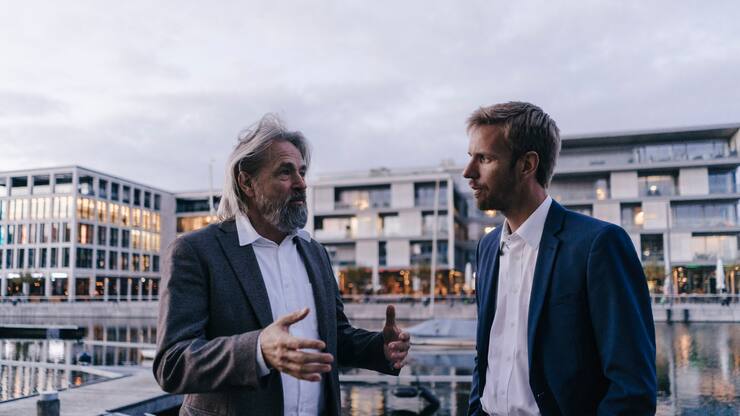 Rentner diskutiert Immobilie als Altersvorsorge