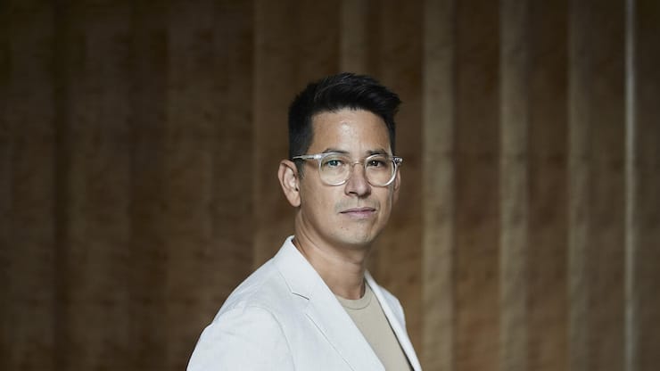 <p>Philipp Budeman hat 2012 Motredo, einen Onlineshop für Luxusuhren, mitgegründet. Seit 2021 ist er CEO bei Les Ambassadeurs und Watches of Switzerland.</p>