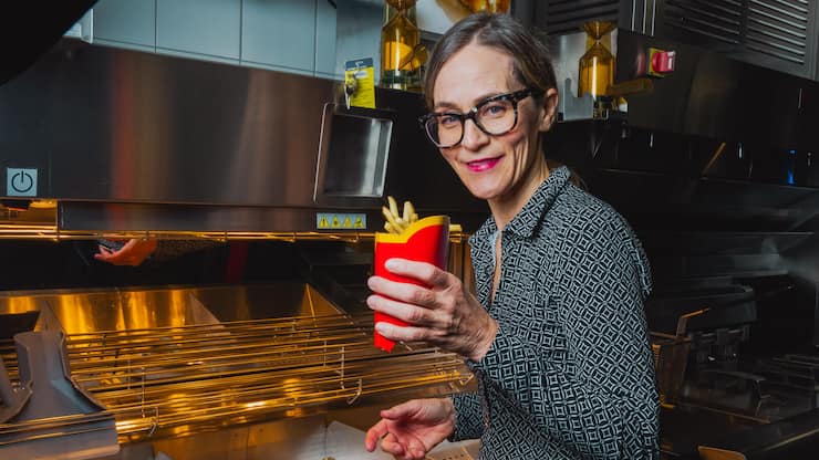 KlassikerLara Skripitsky weiss, was die Kundschaft von McDonald’s ­erwartet: frische Pommes. Auch Swissness auf der Menükarte kommt gut an.