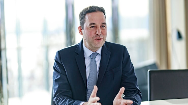 Gewinnziel 3 Milliarden, Porträt des CEO von Swiss Re, Christian Mumenthaler.