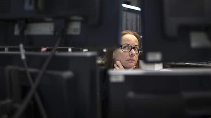 epa05818570 A trader watches her screens on the floor of the stock exchange in Frankfurt am Main, Germany, 27 February 2017. The planned merger of Deutsche Boerse and London Stock Exchange (LSE) becomes uncertain after LSE announced on 26 February 2017 it would not be able to sell the trading platform MTS as requested by antitrust regulators of the European Union. EPA/ALEXANDER BECHER
