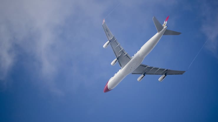 Ein Airbus 340-300 von Edelweiss Air ueberfliegt nach dem Start den Flughafen Zuerich, am Dienstag, den 14. November 2017, in Kloten. (KEYSTONE/Christian Merz)