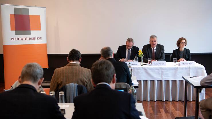 Heinz Karrer, Praesident economiesuisse, Mitte, spricht an der Seite von Monika Ruehl, Vorsitzende der Geschaeftsleitung economiesuisse, rechts, und Michael Wiesner, Leiter Kommunikation economiesuisse, links, waehrend der Jahresmedienkonferenz von economiesuisse, am Donnerstag, 31. Januar 2019 in Bern. (KEYSTONE/Anthony Anex)