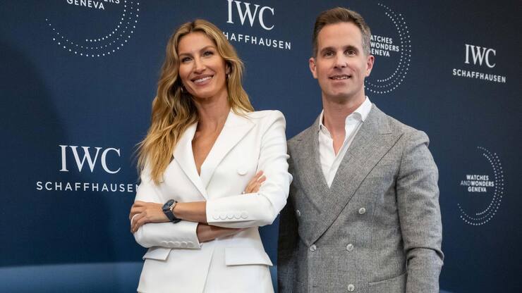 IWC-CEO Christoph Grainger-Herr (hier mit Markenbotschafterin ­Gisele Bündchen) leitet IWC seit 2017.