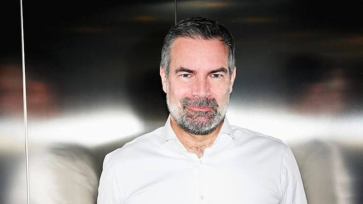 studierter ChemikerLonza-CEO Wolfgang Wie­nand hat einen Doktortitel in Chemie. Er kann mit Kunden und Entwicklern auf Augenhöhe Fachliches besprechen.