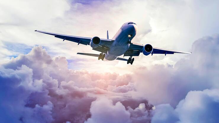 Flugzeug am Wolkenhimmel