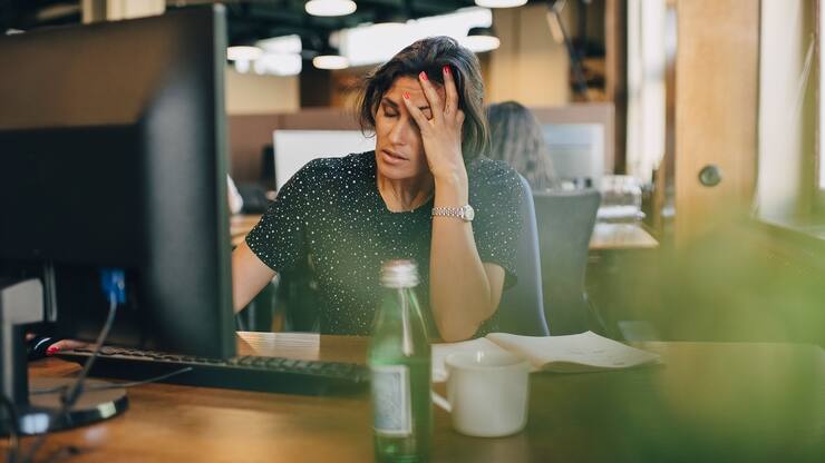 Gestresste Frau vor dem Laptop
