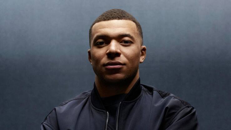 Der Hublot-Botschafter Kylian Mbappé mit der Big Bang e Gen3 UEFA Euro 2024.