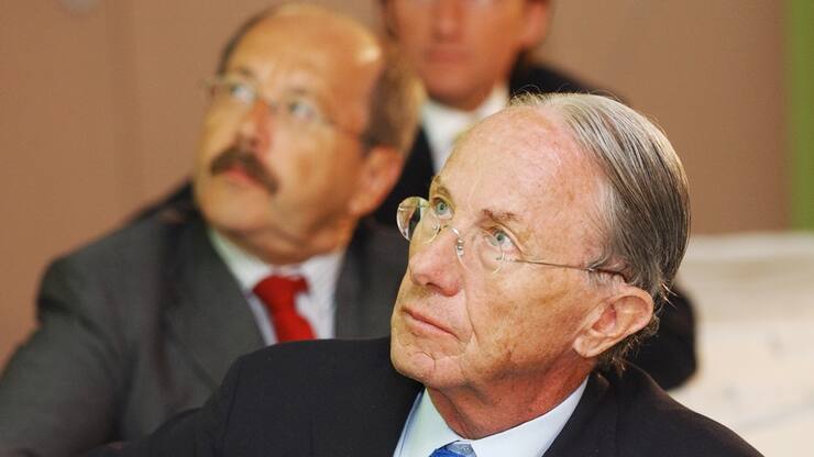 Beat Curti, rechts, Verwaltungsratspraesident der Bon appetit Group, schaut sich am Mittwoch, 11. Juni 2003, anlaesslich einer Pressekonferenz in Zuerich gemeinsam mit Hans Reischl, links, Vorstandsvorsitzender der REWE-Zentral AG, einen Praesentationsfilm von Rewe an. Wie heute bekannt wurde uebernimmt die Koelner Rewe-Handelsgruppe die Bon appetit Group.     (KEYSTONE/Steffen Schmidt)