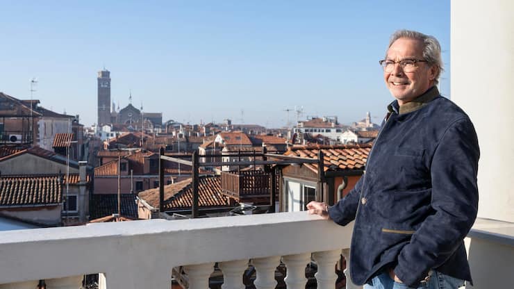 Von seiner Terrassse überblickt der Valmont-Eigentümer Didier Guillon die Dächer Venedigs bis zur Frari-Kirche.