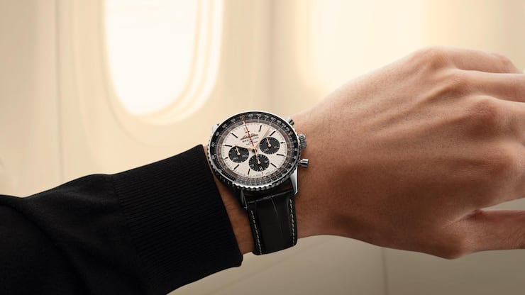 <p>Breitling und die Swiss pflegen seit 2016 eine Partnerschaft. Die Uhr dazu ist eine besondere Navitimer.</p>