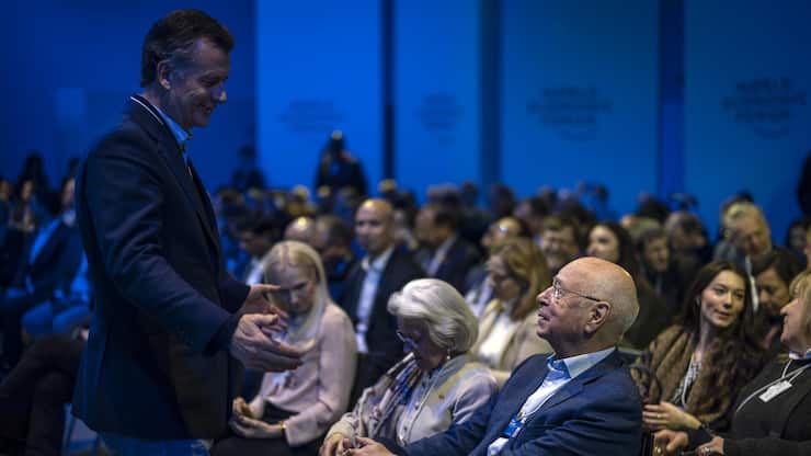 <p>Ziel: Versöhnung. Hildebrand (stehend) und Schwab am WEF 2025.</p>